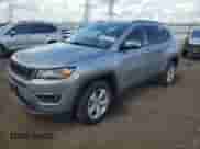 2019 Jeep Compass Latitude с VIN 3C4NJDBB0KT689598, выставлен на аукционе Copart как лот 62370715 с пробегом 80 928 миль миль и Списание • Salvage title. История ставок и продаж доступна на DreamBid. Изображение 1.