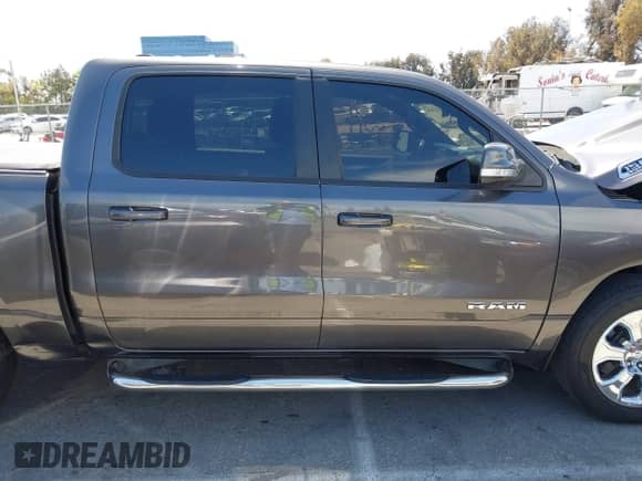 2020 Ram 1500 Lone Star z VIN 1C6RREFT9LN262285, wystawiony jako IAAI lot #42010474 z przebiegiem 80 965 mil mil oraz . Historia ofert i sprzedaży dostępna na DreamBid. Obrazek 13.