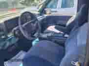 1996 Chevrolet Tahoe z VIN 3GNEK18R8TG106745, wystawiony jako IAAI lot #42621018 z przebiegiem 110 593 mil mil oraz . Historia ofert i sprzedaży dostępna na DreamBid. Obrazek 5.