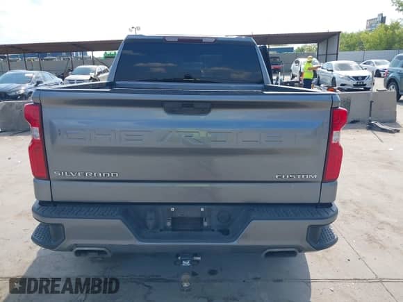 2020 Chevrolet Silverado 1500 Custom z VIN 3GCPWBEF2LG302881, wystawiony jako IAAI lot #43100349 z przebiegiem 89 376 mil mil oraz . Historia ofert i sprzedaży dostępna na DreamBid. Obrazek 16.