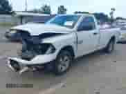 2019 Ram 1500 Tradesman z VIN 3C6JR6DT0KG506015, wystawiony jako IAAI lot #42857503 z przebiegiem 64 834 mil mil oraz . Historia ofert i sprzedaży dostępna na DreamBid. Obrazek 2.