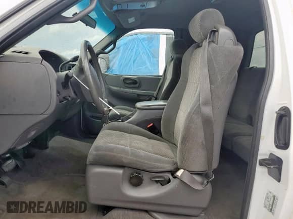 2001 Ford F-150 XL с VIN 1FTRX17W21KC65933, выставлен на аукционе Copart как лот 81681005 с пробегом 161 858 миль миль и Списание • Salvage title. История ставок и продаж доступна на DreamBid. Изображение 7.