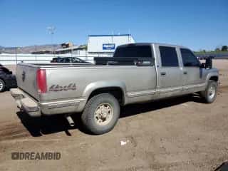 2000 Chevrolet Silverado 3500 z VIN 1GCHK33JXYF495707, wystawiony jako Copart lot #55843745 z przebiegiem 189 912 mil mil oraz Szkoda całkowita • Salvage title. Historia ofert i sprzedaży dostępna na DreamBid. Obrazek 3.