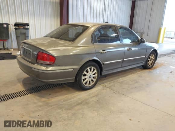 2004 Hyundai Sonata GLS z VIN KMHWF35H34A969232, wystawiony jako IAAI lot #43543635 z przebiegiem 142 476 mil mil oraz . Historia ofert i sprzedaży dostępna na DreamBid. Obrazek 4.