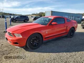 2012 Ford Mustang V6 z VIN 1ZVBP8AM0C5209974, wystawiony jako Copart lot #90703935 z przebiegiem 185 527 mil mil oraz Czysty tytuł • Clean title. Historia ofert i sprzedaży dostępna na DreamBid. Obrazek 1.
