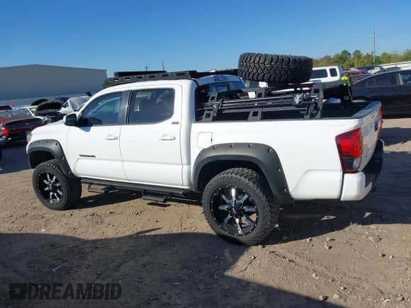 2023 Toyota Tacoma SR5 z VIN 3TMAZ5CN8PM202199, wystawiony jako IAAI lot #43493367 z przebiegiem 6 729 mil mil oraz . Historia ofert i sprzedaży dostępna na DreamBid. Obrazek 14.