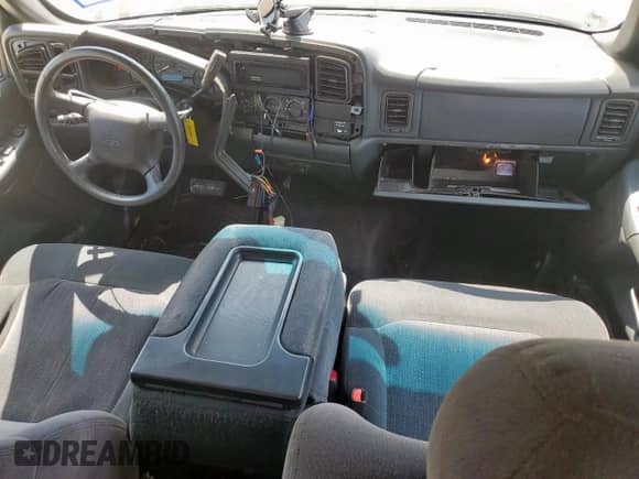 2001 Chevrolet Silverado 1500 LS с VIN 2GCEC19V511182849, выставлен на аукционе Copart как лот 85094155 с пробегом 128 562 миль миль и Списание • Salvage title. История ставок и продаж доступна на DreamBid. Изображение 8.