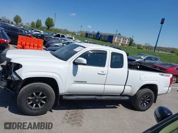2016 Toyota Tacoma SR с VIN 5TFSX5EN5GX045748, выставлен на аукционе IAAI как лот 41987259 с пробегом 117 450 миль миль и . История ставок и продаж доступна на DreamBid. Изображение 14.