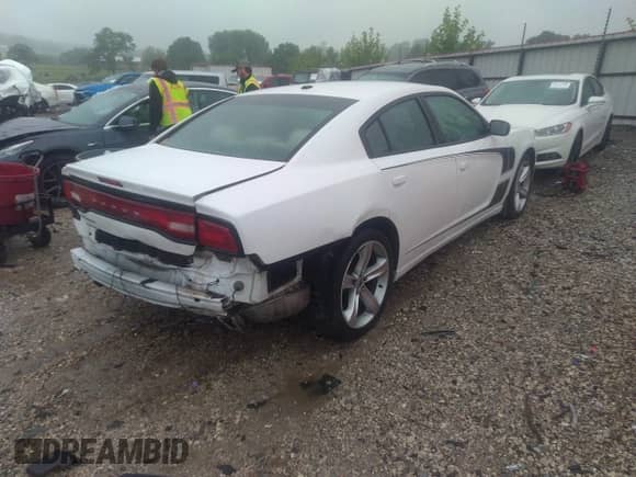 2011 Dodge Charger Rallye Plus z VIN 2B3CL3CG6BH535588, wystawiony jako IAAI lot #42200949 z przebiegiem 145 903 mil mil oraz . Historia ofert i sprzedaży dostępna na DreamBid. Obrazek 4.