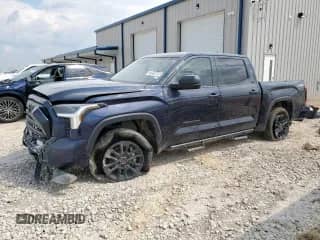2023 Toyota Tundra SR5 z VIN 5TFLA5DB8PX082161, wystawiony jako Copart lot #72016605 z przebiegiem 55 331 mil mil oraz Czysty tytuł • Clean title. Historia ofert i sprzedaży dostępna na DreamBid. Obrazek 1.