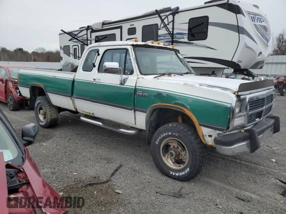 1992 Dodge D/W 250 with VIN 3B7KM23C3NM507302, listed as a Copart auction lot 41542815 with 217,340 mi miles and Clean title. Bid and sale history available at DreamBid. Image 4.