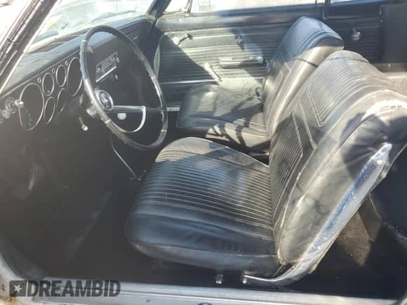 1965 Chevrolet Corvair z VIN 105375W174146, wystawiony jako Copart lot #73710124 z przebiegiem 62 799 mil mil oraz Nie do naprawy • Non repairable. Historia ofert i sprzedaży dostępna na DreamBid. Obrazek 7.