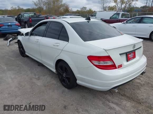 2010 Mercedes-Benz C 300 Sport z VIN WDDGF8BB6AR089165, wystawiony jako IAAI lot #43462906 z przebiegiem 128 332 mil mil oraz . Historia ofert i sprzedaży dostępna na DreamBid. Obrazek 3.