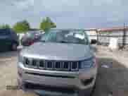 2020 Jeep Compass Sport z VIN 3C4NJDAB4LT256661, wystawiony jako IAAI lot #43300392 z przebiegiem 80 177 mil mil oraz . Historia ofert i sprzedaży dostępna na DreamBid. Obrazek 12.