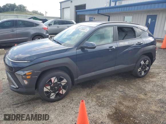 2025 Hyundai Kona SEL z VIN KM8HBCAB5SU262408, wystawiony jako Copart lot #69666815 z przebiegiem 20 mil mil oraz Szkoda całkowita • Salvage title. Historia ofert i sprzedaży dostępna na DreamBid. Obrazek 1.