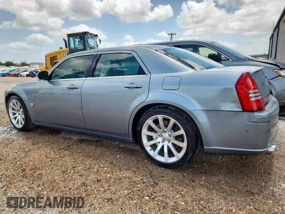 2006 Chrysler 300 C SRT-8 z VIN 2C3LA73W36H377854, wystawiony jako Copart lot #61070615 z przebiegiem 260 778 mil mil oraz Czysty tytuł • Clean title. Historia ofert i sprzedaży dostępna na DreamBid. Obrazek 2.