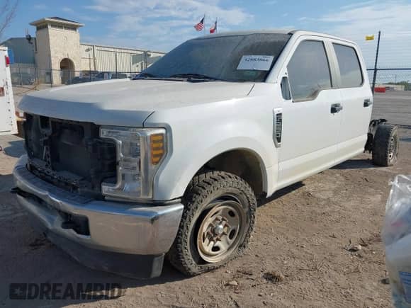 2019 Ford F-250 XL z VIN 1FD7W2A64KEF80365, wystawiony jako IAAI lot #42883066 z przebiegiem Nie podano mil oraz . Historia ofert i sprzedaży dostępna na DreamBid. Obrazek 2.