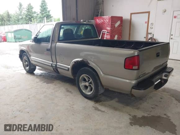 2000 Chevrolet S-10 with VIN 1GCCS1456YK216812, listed as a IAAI auction lot 42415618 with 140,861 mi miles and . Bid and sale history available at DreamBid. Image 3.