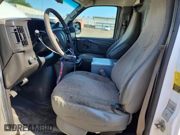2014 Chevrolet Express Cargo z VIN 1GCWGFCA3E1189404, wystawiony jako Copart lot #65152925 z przebiegiem 113 029 mil mil oraz Szkoda całkowita • Salvage title. Historia ofert i sprzedaży dostępna na DreamBid. Obrazek 7.