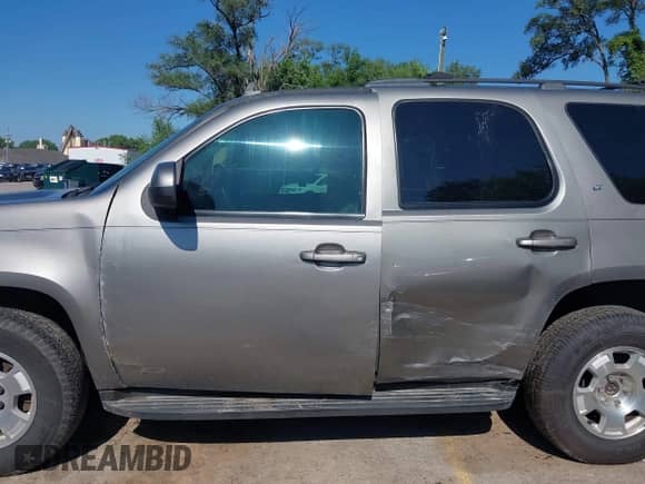 2009 Chevrolet Tahoe 2LT with VIN 1GNFK23009R103544, listed as a IAAI auction lot 42642422 with 300,378 mi miles and . Bid and sale history available at DreamBid. Image 17.