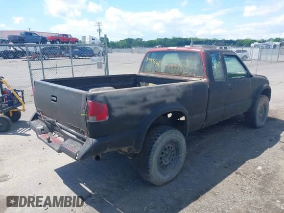 2003 Chevrolet S-10 LS с VIN 1GCDT19X638172926, выставлен на аукционе IAAI как лот 42194678 с пробегом 109 433 миль миль и . История ставок и продаж доступна на DreamBid. Изображение 4.