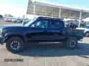 2023 Toyota Tacoma SR z VIN 3TMCZ5ANXPM580486, wystawiony jako IAAI lot #43248259 z przebiegiem 38 431 mil mil oraz . Historia ofert i sprzedaży dostępna na DreamBid. Obrazek 15.