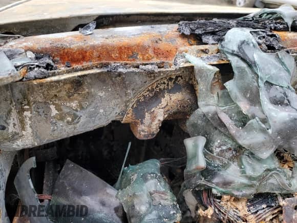 1998 GMC Sierra 1500 z VIN 1GTEC14W8WZ535356, wystawiony jako Copart lot #85422894 z przebiegiem Nie podano mil oraz Nie do naprawy • Non repairable. Historia ofert i sprzedaży dostępna na DreamBid. Obrazek 9.