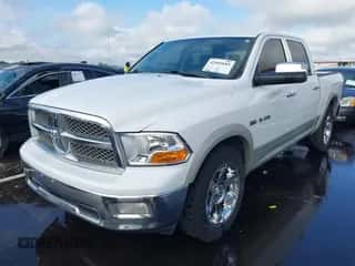 2010 Dodge 1500 Laramie z VIN 1D7RV1CT6AS183985, wystawiony jako IAAI lot #42909685 z przebiegiem 259 702 mil mil oraz . Historia ofert i sprzedaży dostępna na DreamBid. Obrazek 2.