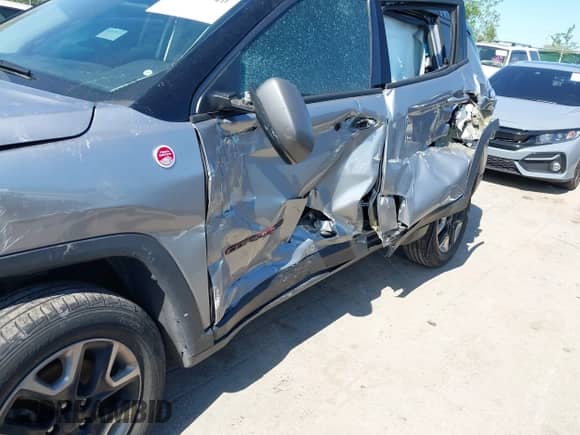 2018 Jeep Compass Trailhawk z VIN 3C4NJDDB9JT272864, wystawiony jako IAAI lot #42284940 z przebiegiem Nie podano mil oraz . Historia ofert i sprzedaży dostępna na DreamBid. Obrazek 6.
