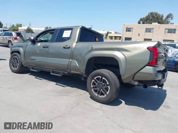 2024 Toyota Tacoma SR5 z VIN 3TMLB5JN8RM007836, wystawiony jako IAAI lot #42443151 z przebiegiem Nie podano mil oraz . Historia ofert i sprzedaży dostępna na DreamBid. Obrazek 3.