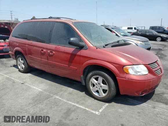 2005 Dodge Caravan SXT with VIN 2D4GP44L95R181377, listed as a Copart auction lot 68830515 with 133,671 mi miles and Clean title. Bid and sale history available at DreamBid. Image 4.