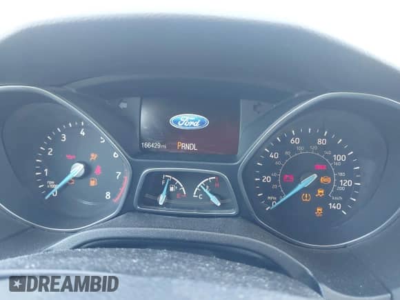 2015 Ford Focus SE z VIN 1FADP3K28FL347456, wystawiony jako IAAI lot #43534842 z przebiegiem 166 429 mil mil oraz . Historia ofert i sprzedaży dostępna na DreamBid. Obrazek 7.