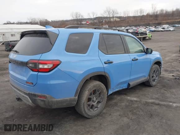 2023 Honda Pilot TrailSport with VIN 5FNYG1H61PB048082, listed as a IAAI auction lot 41653501 with 37,709 mi miles and . Bid and sale history available at DreamBid. Image 4.