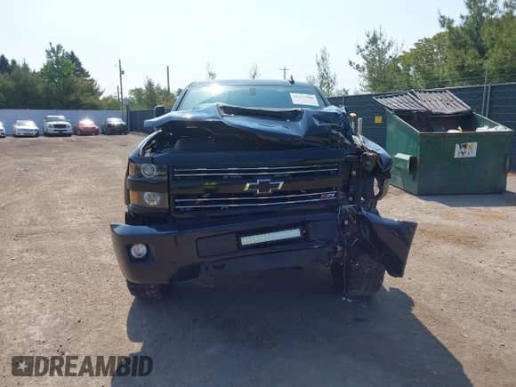 2017 Chevrolet Silverado 2500HD LT z VIN 1GC1KVEY2HF115380, wystawiony jako IAAI lot #42371106 z przebiegiem 85 281 mil mil oraz . Historia ofert i sprzedaży dostępna na DreamBid. Obrazek 12.