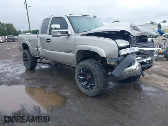 2004 Chevrolet Silverado 2500HD LT z VIN 1GCHK29114E215156, wystawiony jako IAAI lot #42376499 z przebiegiem Nie podano mil oraz . Historia ofert i sprzedaży dostępna na DreamBid. Obrazek 1.