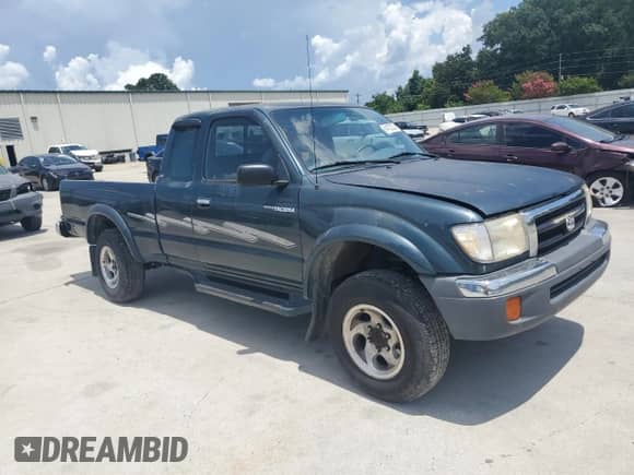 1998 Toyota Tacoma z VIN 4TASM92N7WZ121828, wystawiony jako Copart lot #64122235 z przebiegiem 200 637 mil mil oraz Szkoda całkowita • Salvage title. Historia ofert i sprzedaży dostępna na DreamBid. Obrazek 4.