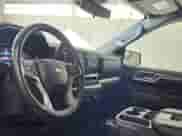 2024 Chevrolet Silverado 1500 LT z VIN 1GCRDDEK1RZ155405, wystawiony jako IAAI lot #43540237 z przebiegiem 50 431 mil mil oraz . Historia ofert i sprzedaży dostępna na DreamBid. Obrazek 37.