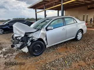 2011 Toyota Corolla LE z VIN JTDBU4EE9BJ100328, wystawiony jako Copart lot #84048295 z przebiegiem 134 717 mil mil oraz Szkoda całkowita • Salvage title. Historia ofert i sprzedaży dostępna na DreamBid. Obrazek 1.