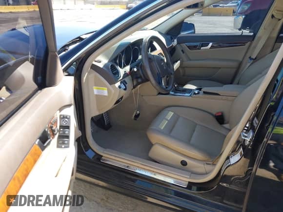 2014 Mercedes-Benz C 250 Sport с VIN WDDGF4HB3EG241520, выставлен на аукционе IAAI как лот 43016977 с пробегом 89 674 миль миль и . История ставок и продаж доступна на DreamBid. Изображение 5.