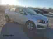 2012 Chevrolet Sonic LS z VIN 1G1JB5SH2C4152334, wystawiony jako Copart lot #46574475 z przebiegiem 145 396 mil mil oraz Szkoda całkowita • Salvage title. Historia ofert i sprzedaży dostępna na DreamBid. Obrazek 4.