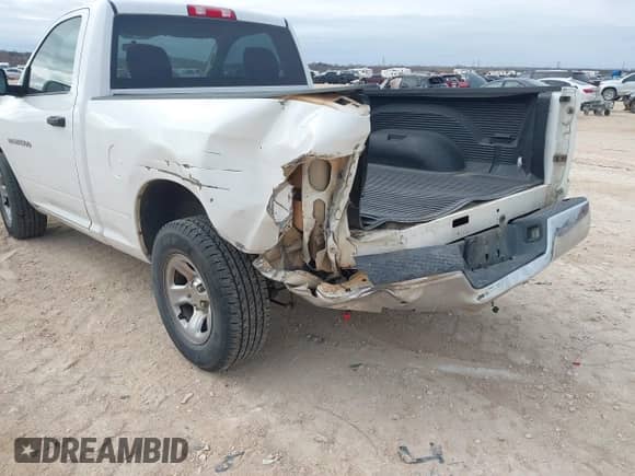 2011 Ram 1500 ST z VIN 3D7JB1EK0BG531606, wystawiony jako IAAI lot #41588384 z przebiegiem 169 392 mil mil oraz . Historia ofert i sprzedaży dostępna na DreamBid. Obrazek 6.