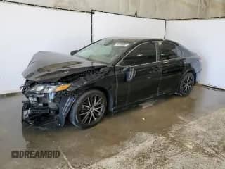2021 Toyota Camry SE Nightshade z VIN 4T1G11AK8MU587902, wystawiony jako Copart lot #69937315 z przebiegiem 88 231 mil mil oraz Czysty tytuł • Clean title. Historia ofert i sprzedaży dostępna na DreamBid. Obrazek 1.
