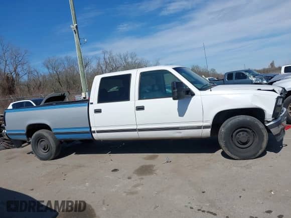 1996 GMC Sierra 1500 z VIN 1GTGC33R4TF018147, wystawiony jako IAAI lot #41612770 z przebiegiem 106 443 mil mil oraz . Historia ofert i sprzedaży dostępna na DreamBid. Obrazek 13.