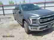 2024 Ford F-150 Lariat z VIN 1FTFW5L57RFB58262, wystawiony jako IAAI lot #42255702 z przebiegiem 4 763 mil mil oraz . Historia ofert i sprzedaży dostępna na DreamBid. Obrazek 1.