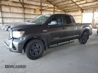 2012 Toyota Tundra z VIN 5TFRY5F17CX122556, wystawiony jako Copart lot #61619825 z przebiegiem 183 096 mil mil oraz Szkoda całkowita • Salvage title. Historia ofert i sprzedaży dostępna na DreamBid. Obrazek 1.