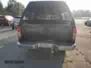 1998 Nissan Frontier XE z VIN 1N6DD26YXWC327296, wystawiony jako Copart lot #83938795 z przebiegiem 240 218 mil mil oraz Czysty tytuł • Clean title. Historia ofert i sprzedaży dostępna na DreamBid. Obrazek 6.