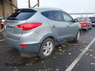 2011 Hyundai Tucson Limited z VIN KM8JU3AC2BU261768, wystawiony jako IAAI lot #43496596 z przebiegiem 103 096 mil mil oraz . Historia ofert i sprzedaży dostępna na DreamBid. Obrazek 4.