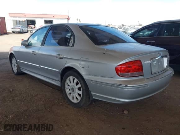 2002 Hyundai Sonata GLS z VIN KMHWF35H12A715354, wystawiony jako IAAI lot #43217209 z przebiegiem 177 088 mil mil oraz . Historia ofert i sprzedaży dostępna na DreamBid. Obrazek 3.