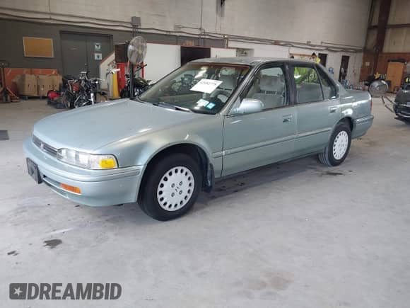 1992 Honda Accord LX with VIN JHMCB7658NC016387, listed as a IAAI auction lot 42682778 with 113,566 mi miles and . Bid and sale history available at DreamBid. Image 2.