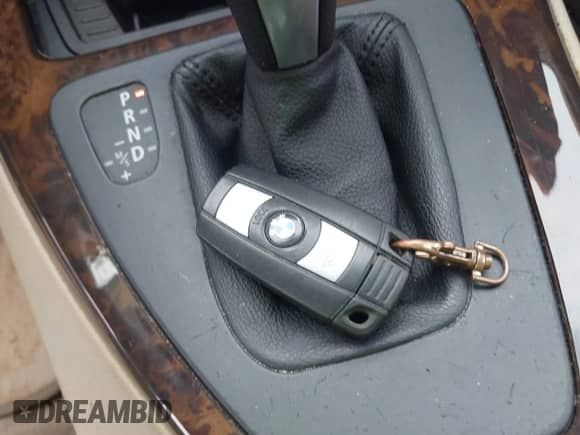 2007 BMW 3 Series 328i z VIN WBAVA33577KX80022, wystawiony jako IAAI lot #43502055 z przebiegiem Nie podano mil oraz . Historia ofert i sprzedaży dostępna na DreamBid. Obrazek 11.